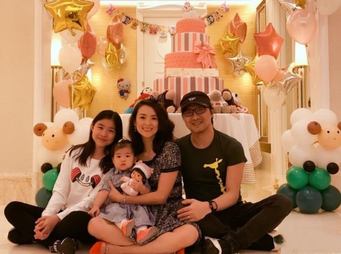 汪峰与章子怡离婚
其实婚后的这八年，
在家人面前
章子怡都不能提汪峰的名字

再