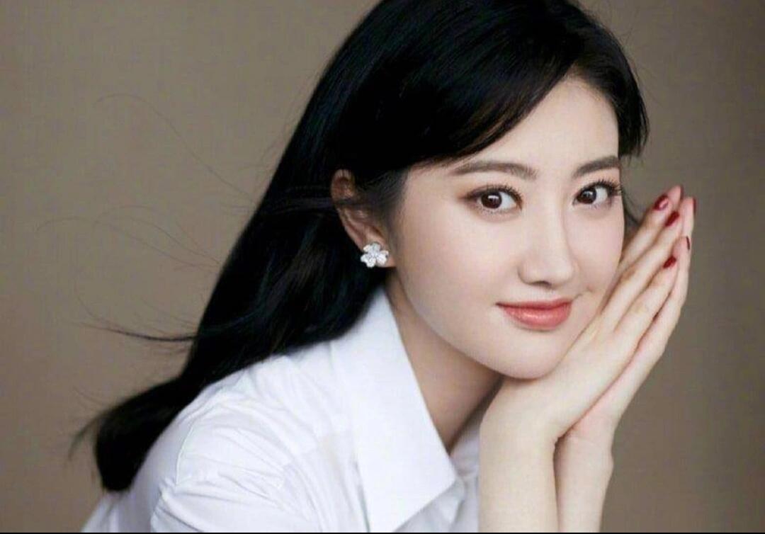 景甜的演艺生涯充满了挑战与成长