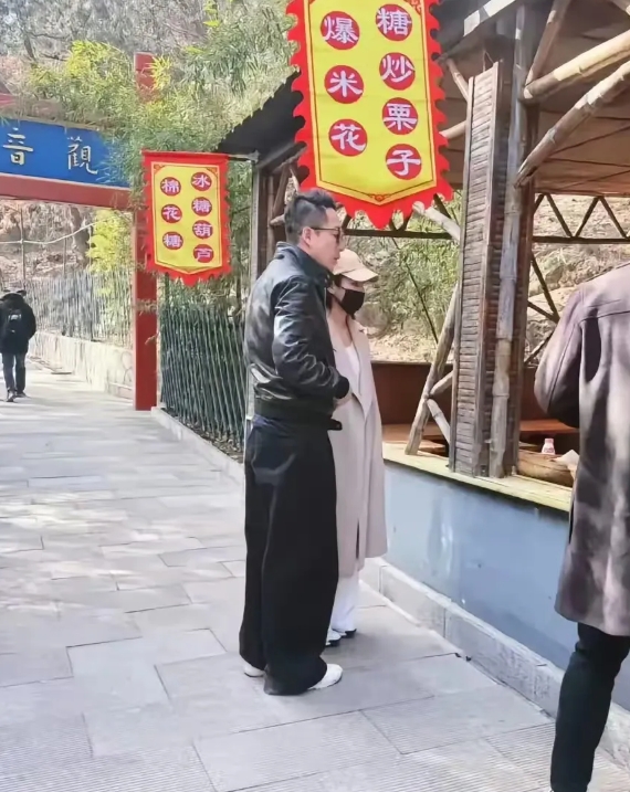 小菲又被爆新瓜，他和小梅去庙了祈福吗？网友们太可爱了，说他穿得很时髦，没有什么悲