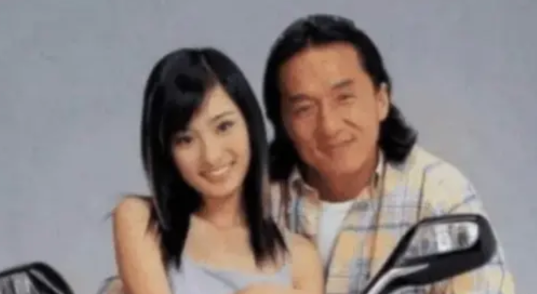 2003年，49岁的成龙和17岁的杨幂拍了一个广告，结账时，成龙拿到了50万，杨