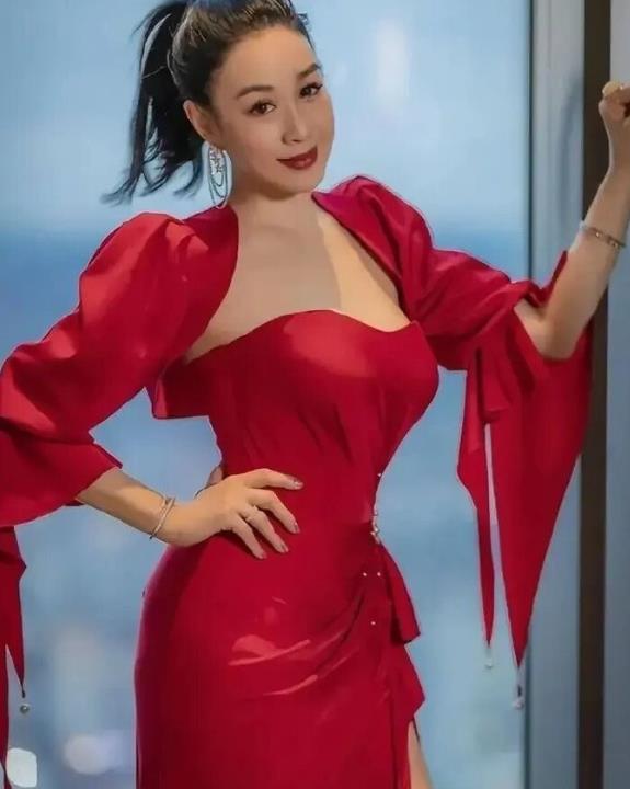 钟丽缇作为知名艺人，早年凭借热辣身材与精湛演技走红。一直以来她都展现出不服老的姿