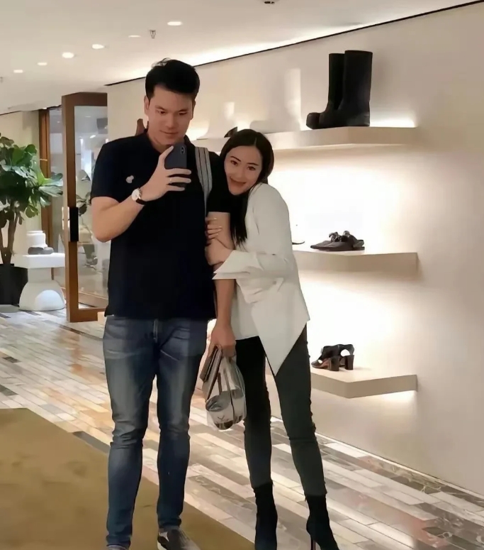 天呐，这么强大的女人在老公皮塔卡面前，像个长不大的小公主，看到这张逛街照片，谁会