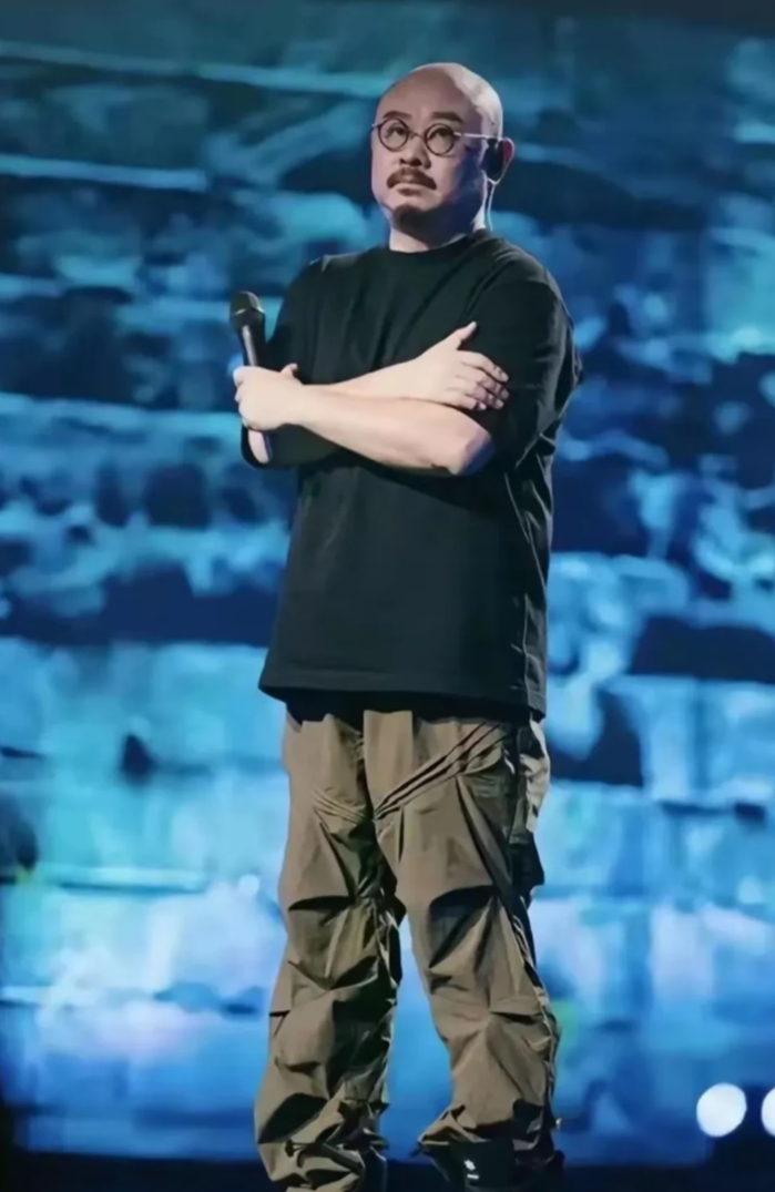 自己谱的曲，自己填的词，自己开演的唱会，自己演唱自己的歌，自己捐了几千万，自己的