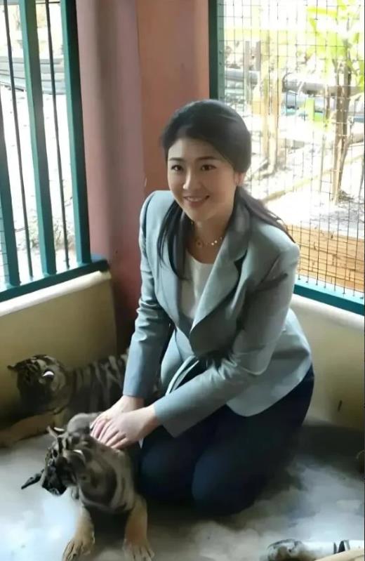 她太美了，能让你看上一整天都忘记吃饭。无修图无美颜，标准的瓜子脸，甜美的的笑容，