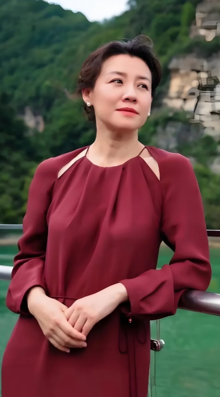 她本是豪门阔太，却意外走红