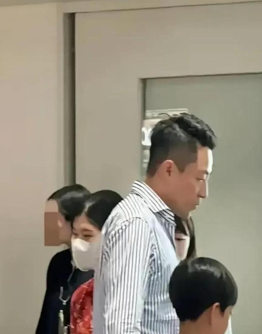 汪小菲这次真凭实力撕碎了“离异不养娃”的标签！

全台媒体镜头都在拍他凌晨抱着高