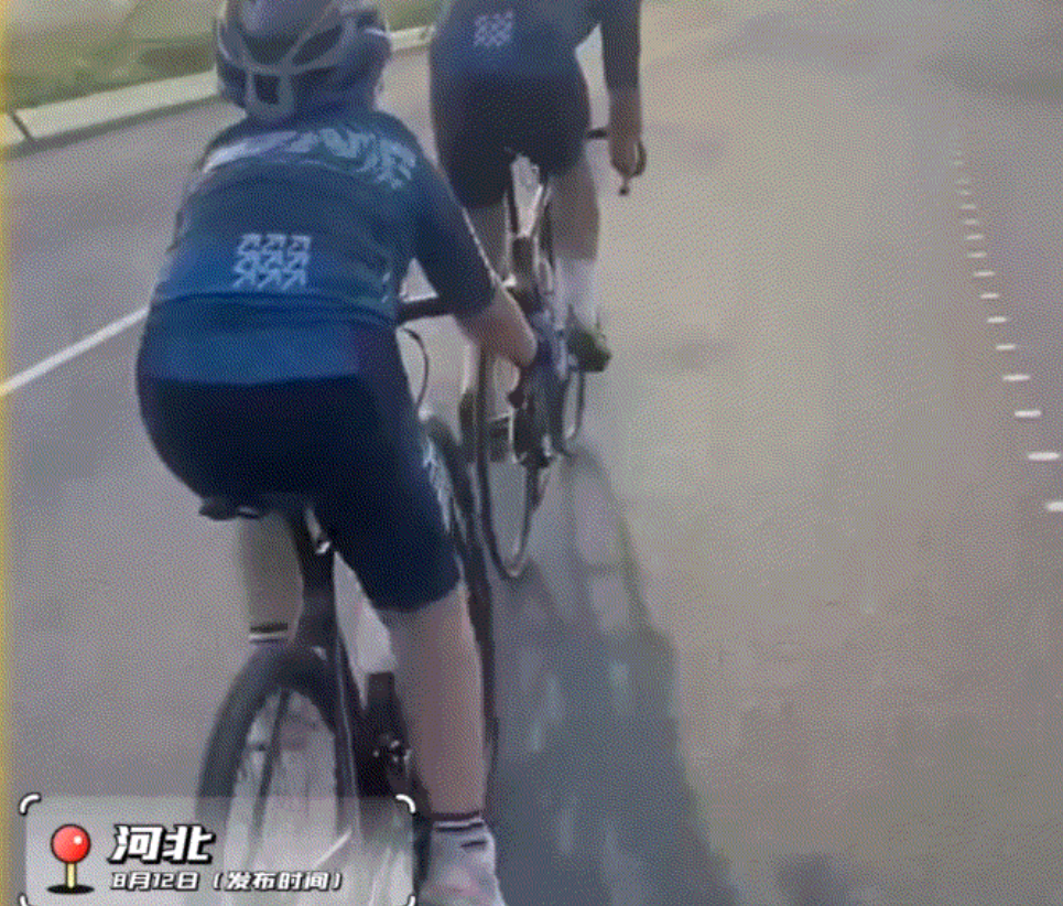 惨痛的教训！河北保定，一男子带着自己儿子在机动车道上骑行，结果骑行过程中孩子不慎