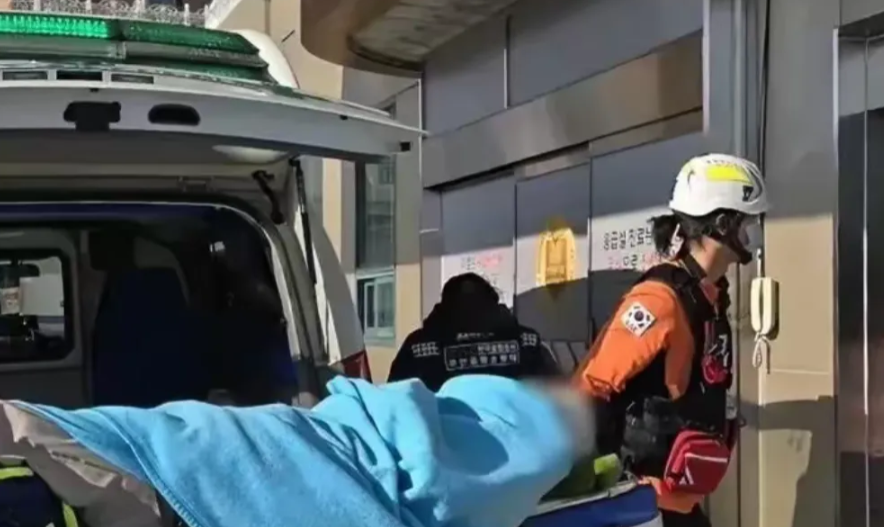 韩国飞机坠毁幸存者开口说话了！
韩国坠毁飞机事故中，幸存者只有一个，就是那个男乘