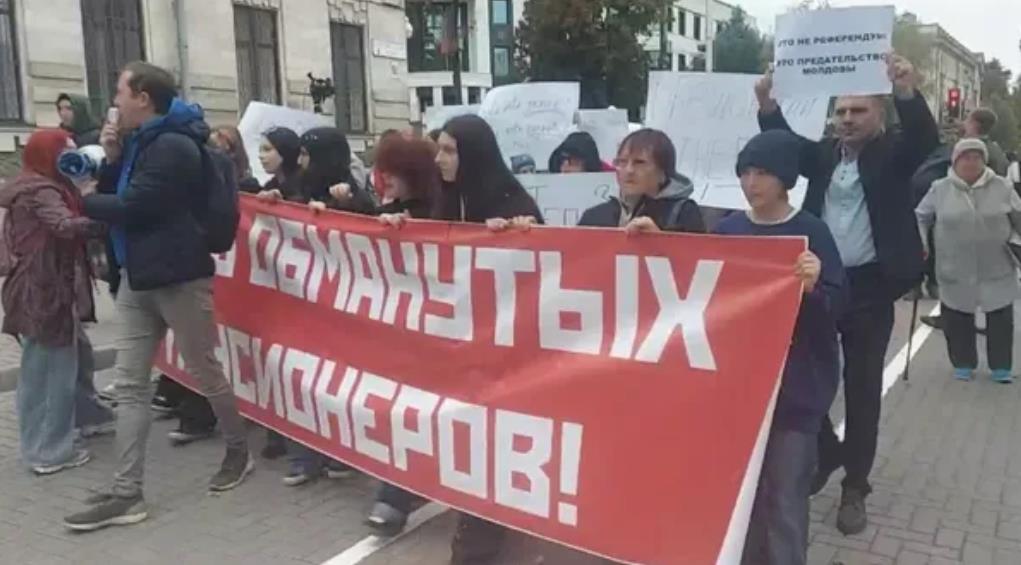 摩尔多瓦发生大游行。

据俄罗斯卫星通讯社12日报道，青年运动组织“青年胜利”在