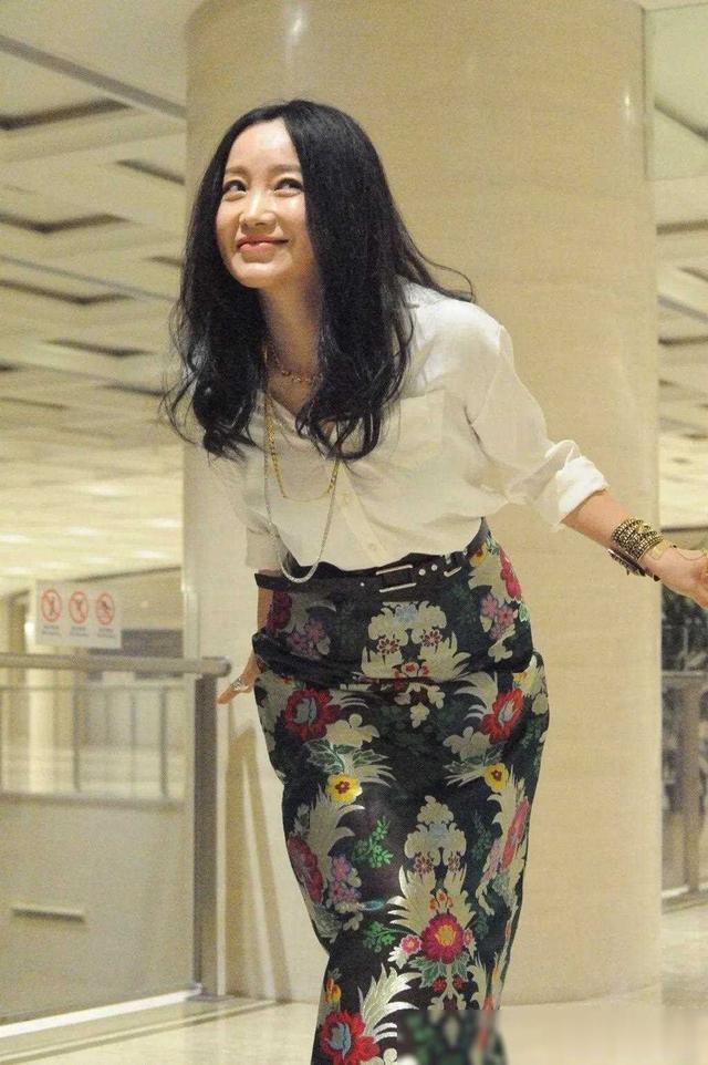 她曾登春晚4次,被恩师欺骗堕胎、前途尽毁,如今55岁仍没人要(12次登上春晚的女歌手)-第19张图片-九妖电影 她曾登春晚4次,被恩师欺骗堕胎、前途尽毁,如今55岁仍没人要(12次登上春晚的女歌手)-第19张图片-九妖电影