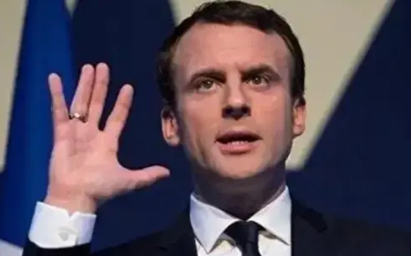 马克龙也无力回天了呀！
看到美国抛弃了乌克兰，跟俄罗斯走到了一起。马克龙立即组了