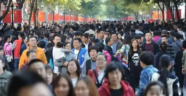 为了刺激中国生育，专家终于放大招了。人口学专家梁建章建议，一孩儿房价 9折，二孩