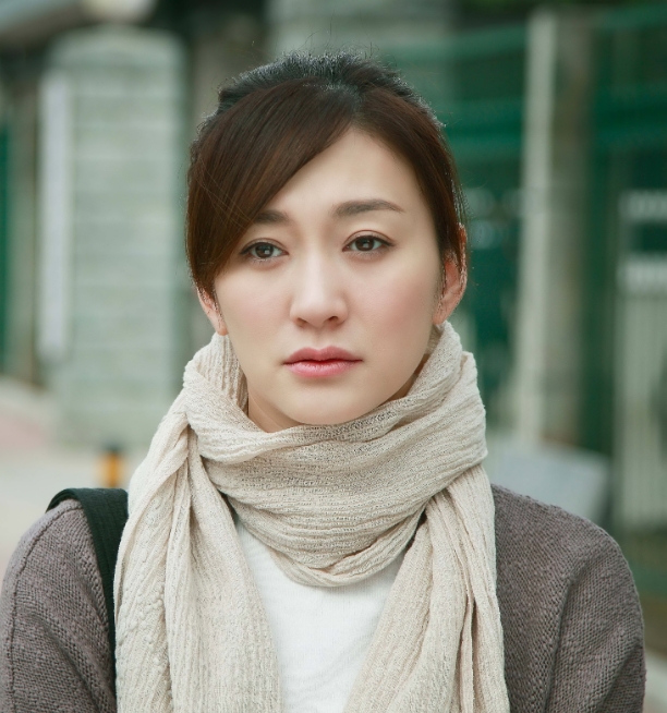 就知道有反转。
庆奶把李小冉夸美了，现在她俩开始玩贴贴了。
李小冉怎么那么喜欢当