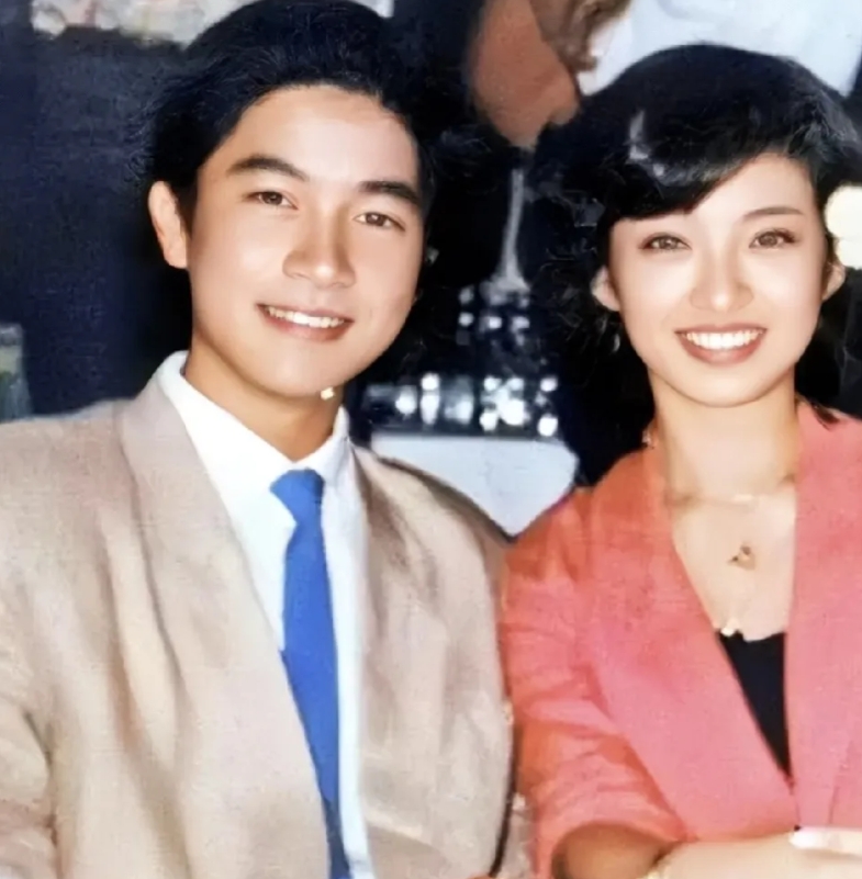 1980年，香港歌手陈百强与日本影星山口百惠的珍贵合影。镜头下的二人郎才女貌，陈