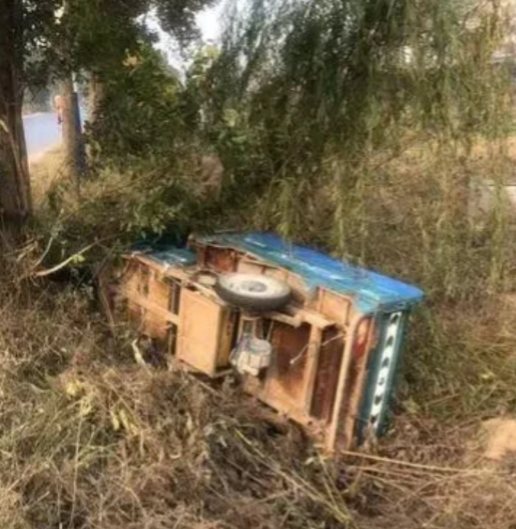 内蒙古包头，男子深夜骑着三轮车，跑到隔壁村头偷草，被人逮个正着，对方让男子把草还