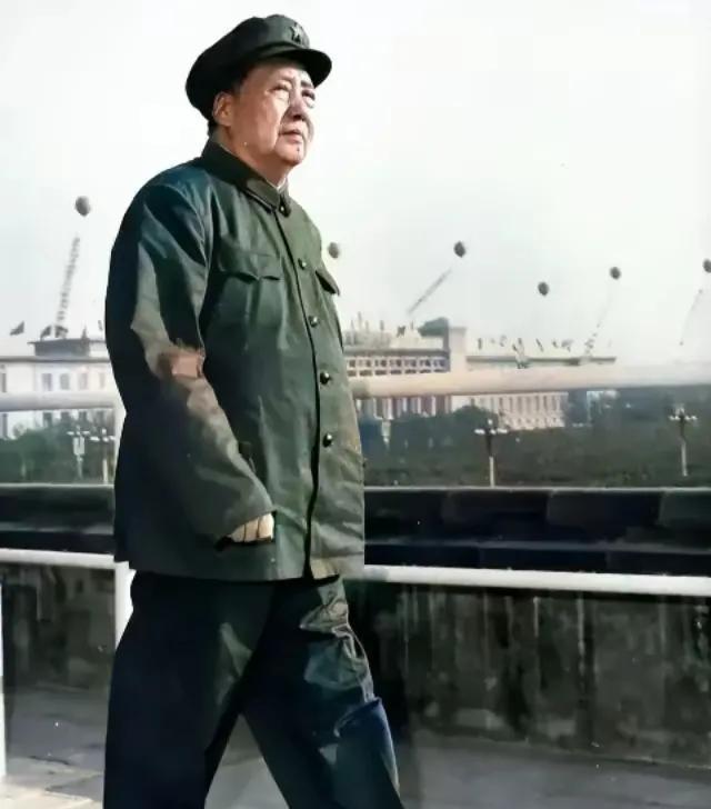 1949年4月18日，斯大林给毛主席发电报：如果红军敢渡过长江，将面临美国的打击