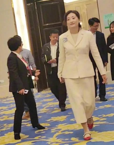 这是宗馥莉头一次没有爸爸的陪伴下举办经销商大会。
 
宗公主就是杠杠的？而且敬酒