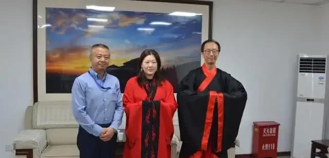 伏明霞才是活得最通透的那个人。
伏明霞当年接受采访时曾经这样说自己曾经的辉煌和自