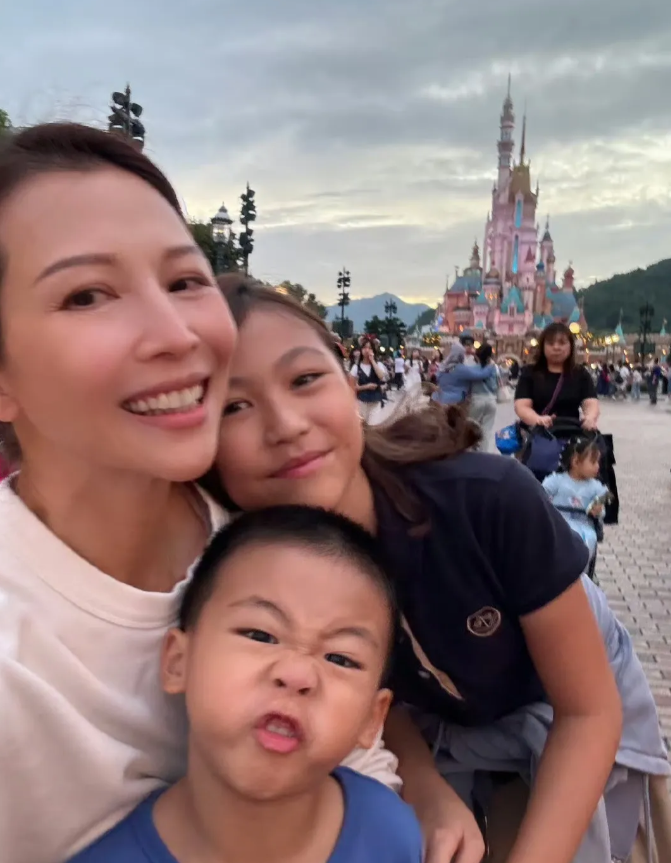 蔡少芬带二女儿和小儿子到迪士尼游玩，5岁的儿子理着小平头黑黑壮壮活泼好动跟爸爸长