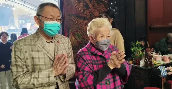 柯文哲赴城隍庙参拜   柯妈祈求“平安”

民众党主席柯文哲涉贪以7千万获交保后