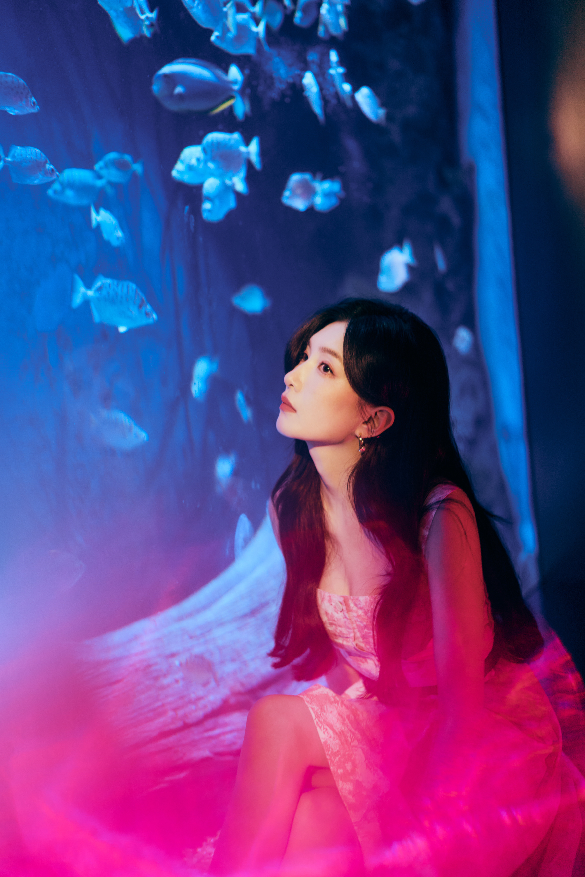 江疏影身穿粉色吊带，梦幻迷人似美人鱼