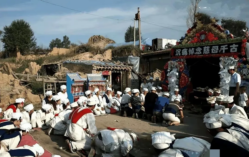 “一日葬”，以后都会这样的吧！

现在各地90后、00后嫌守孝麻烦，多地兴起了“