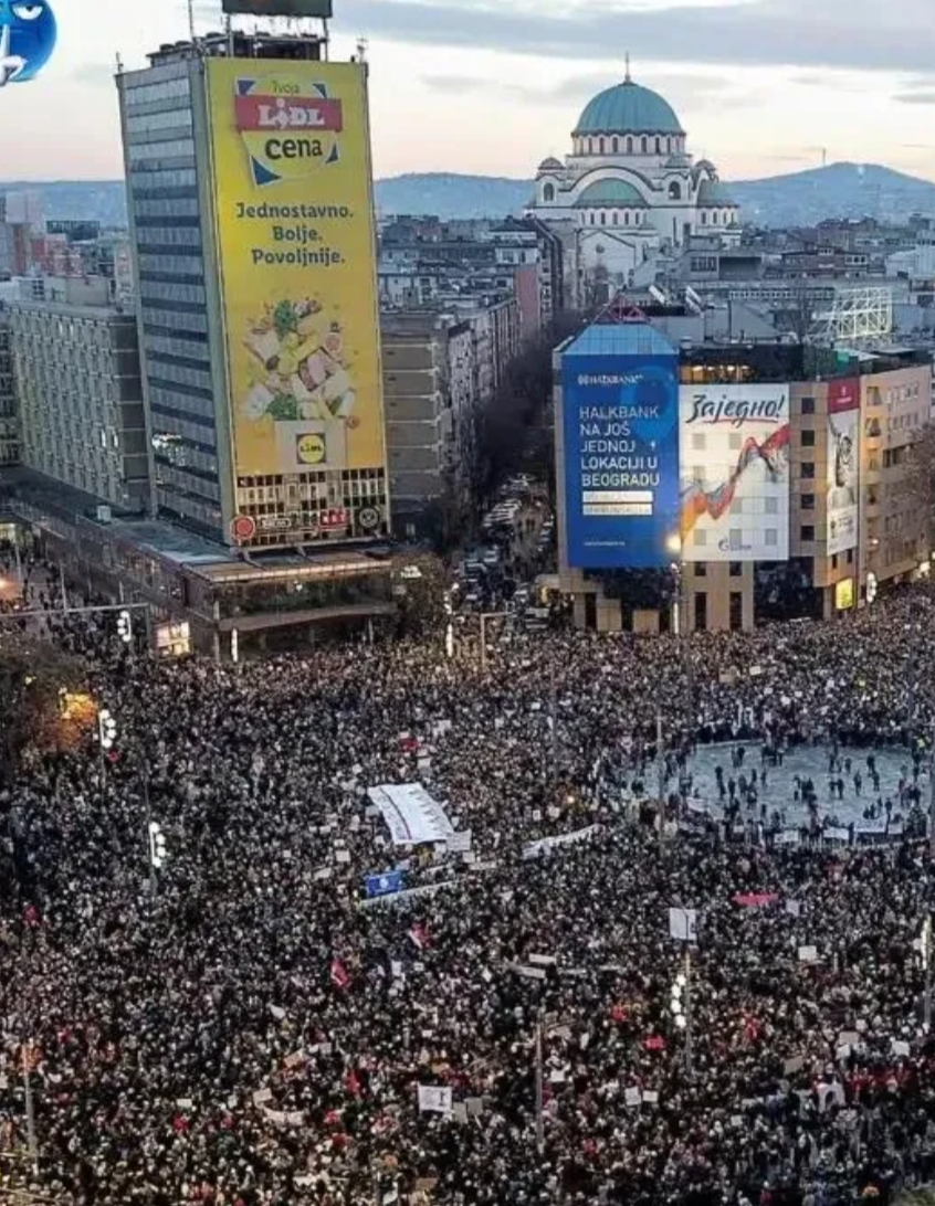 塞尔维亚抗议规模已经超过10万人，武契奇总统紧急求助俄罗斯外长拉夫罗夫，希望俄罗