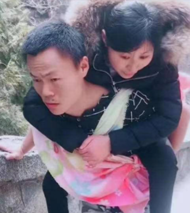 2008年，山东21岁女子为爱翻墙私奔摔成瘫痪。男友知道后，不惜与父母断绝关系，