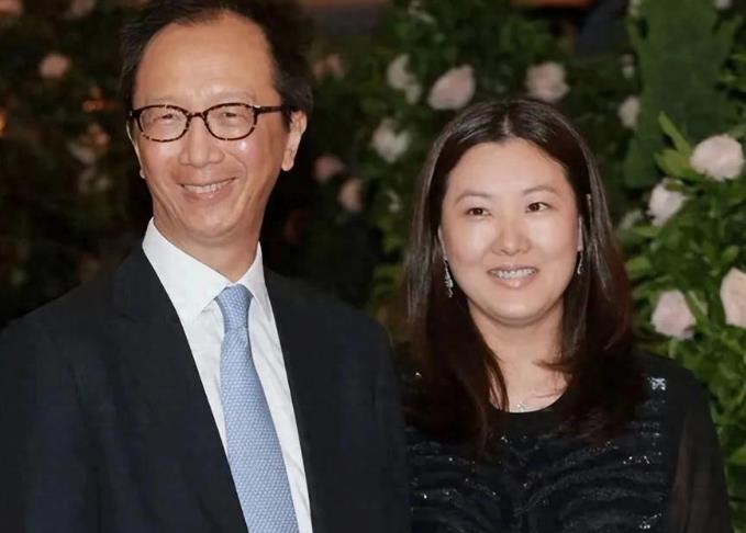 陈慧琳和伏明霞没有可比性！伏明霞可是奥运冠军呀。
 
这两个女人不能相提并论，生