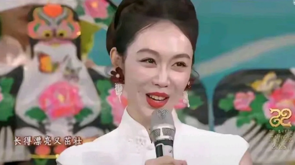 其实她也不全是妆的问题，就是老了。脸也变长了。
演《南来北往》的时候就看着不年轻