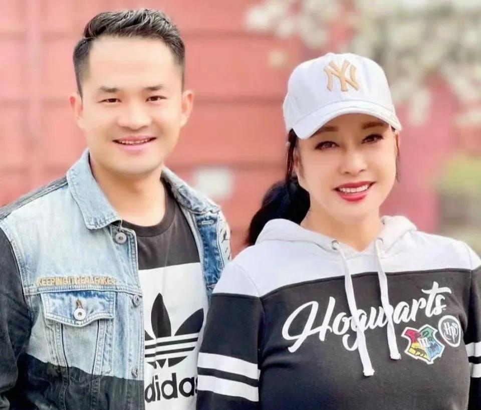 刘晓庆前男友曾经说
之前担任她的摄影师，竟然被她的气质沦陷
虽然她75岁了，