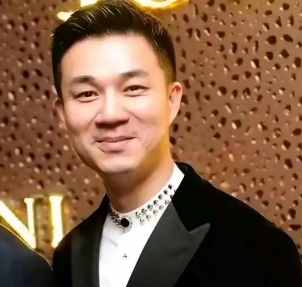 汪小菲一向给人印象就是个不懂分寸的人，常常冲动行事，每次都能引发不小的争议，不管
