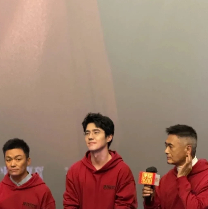刘昊然近日在香港的路演照片，他身穿一袭红色的上衣和休闲牛仔裤，他看起来还是那么的