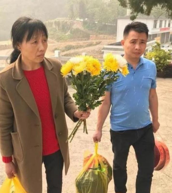 1984年，一战士壮烈牺牲，23岁的新婚妻子却拒绝改嫁。35年后，妻子带着儿子来