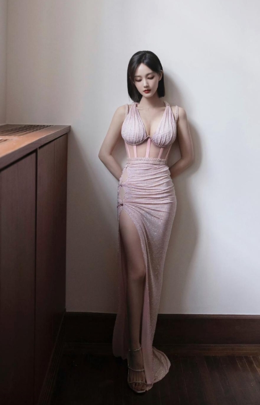李一桐吊带粉裙写真，甜美暴击！粉嫩裙摆摇曳生姿，时尚感爆棚