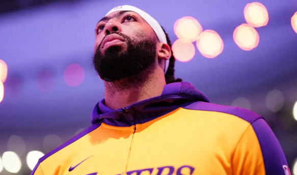 哈哈哈，东契奇委屈，浓眉就不委屈吗？一样的。

今天浓眉已经前往费城，临行前他向