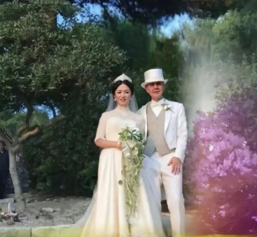 金星晒结婚证，和前夫结婚。
两人2006年为了给孩子落户口而离婚，今天是前夫生日