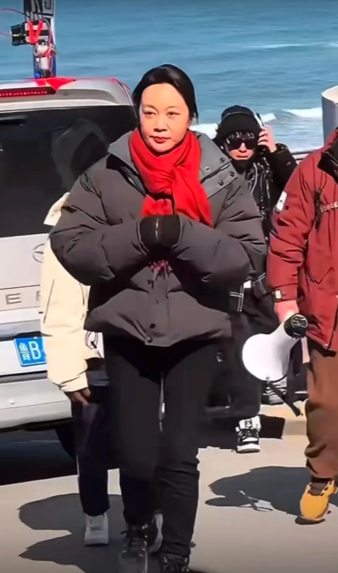 闫妮在威海拍戏，被网友偶遇！
现场的她，身穿羽绒服，脖子上带着一条红围巾，紧身裤