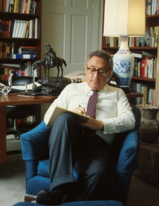 美国前国务卿基辛格曾认为，中国是伪装成国家的唯一文明，在美民众眼中，中国人凝聚力