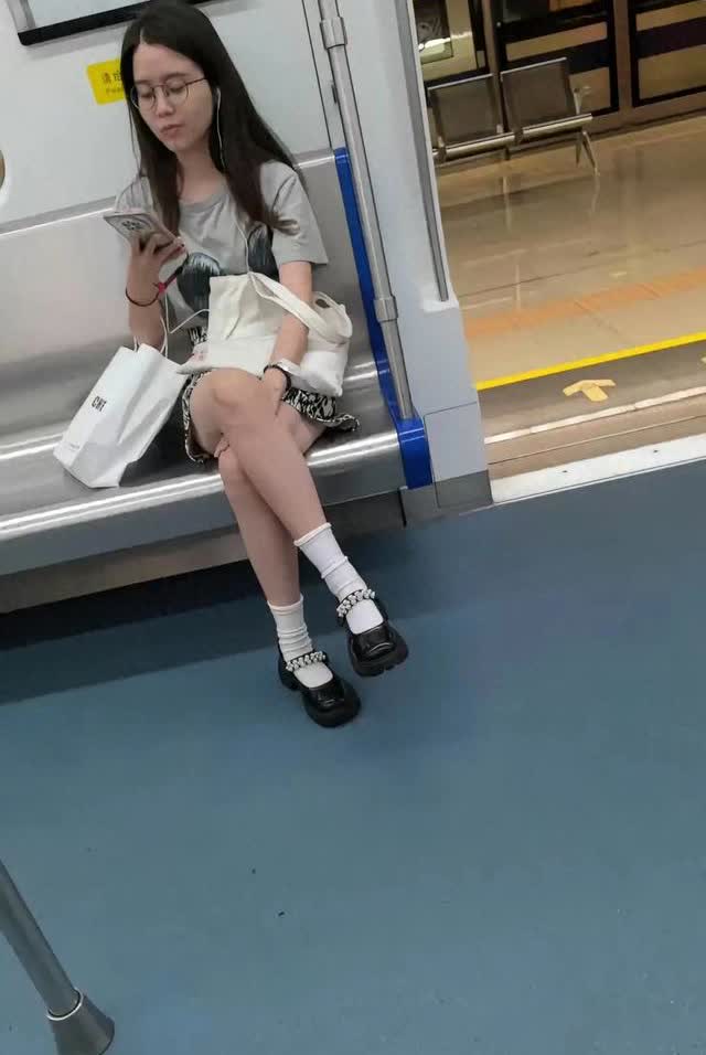 最近，一张上海地铁里年轻女子的照片火了。她清新优雅，成车厢焦点，吸引众多路人，网