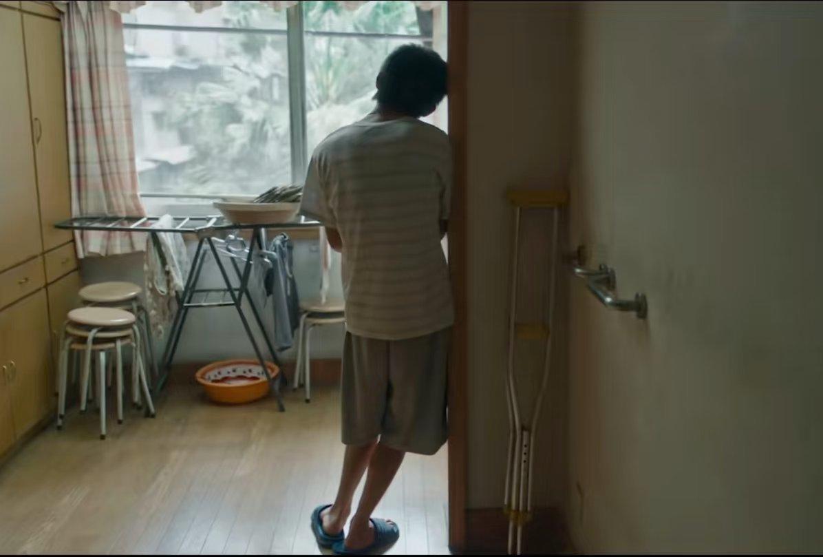 很难相信这是易烊千玺饰演的！
易烊千玺饰演的脑瘫孩子走在马路上，和一堆路人过红绿