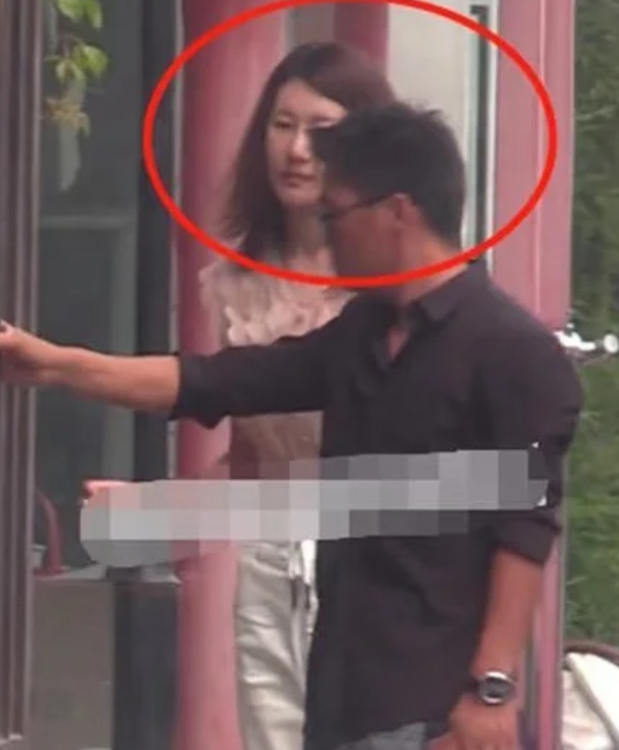看这画面，简直甜到齁！王宝强带着新女友冯清，俩人小手拉小手，去聚餐啦！吃完饭，冯