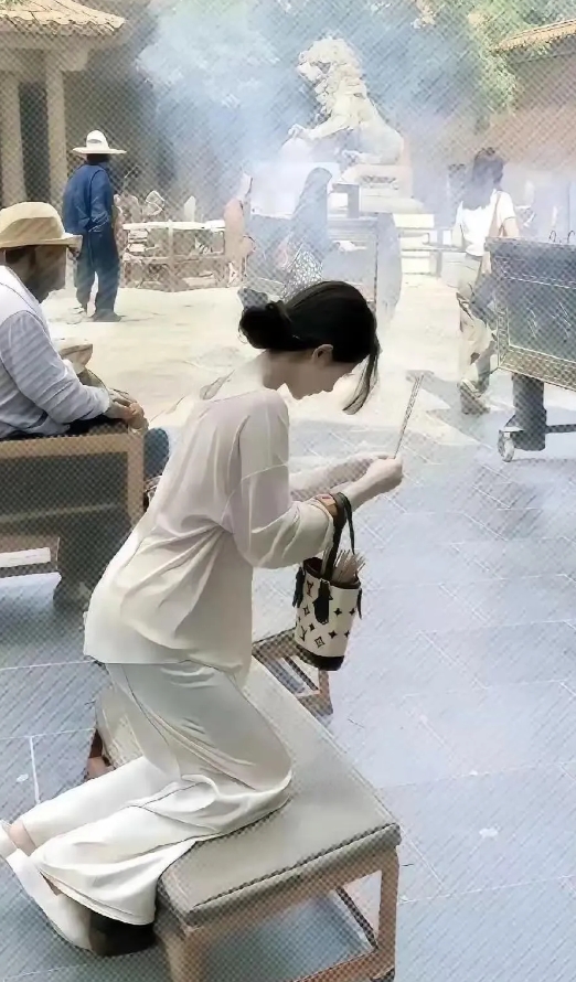 这位施主是来考验方丈的吧！