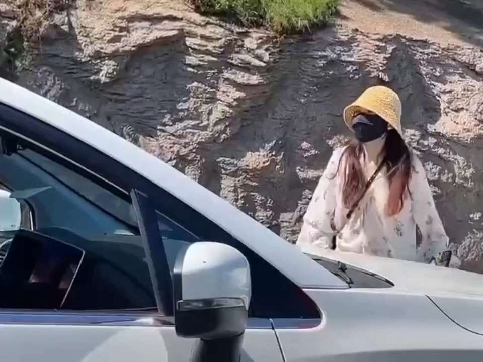 客观上逆行不对，打人更不对！
主观上女的去医院看病着急，退一步男方进一步，连续三