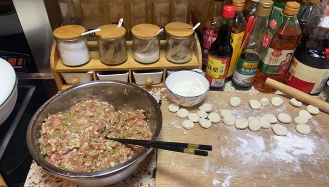 今天父母打电话，说晚上包饺子，让我和妻子回家吃饺子。妻子对我说：回你父母家，来回