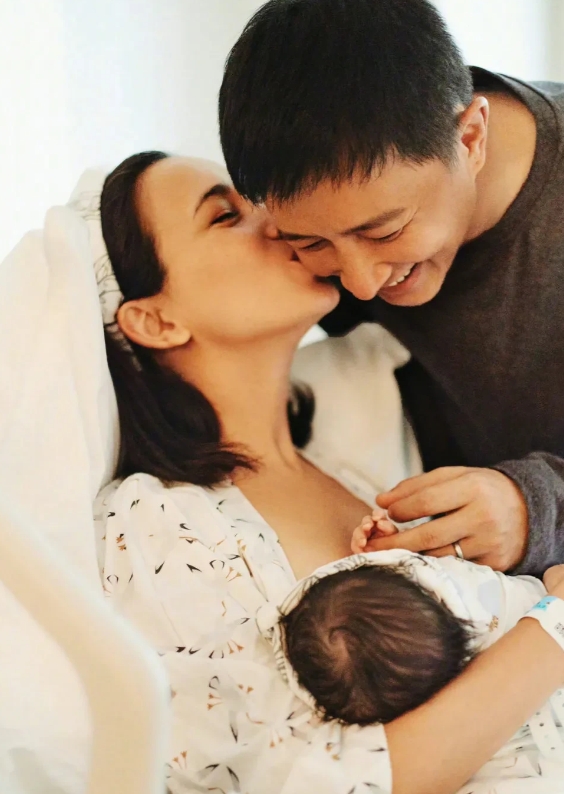 还好他是韩庚
不然真没戏
谁家好人相亲还带妈去的，近日韩庚卢靖姗夫妇在节目里自爆