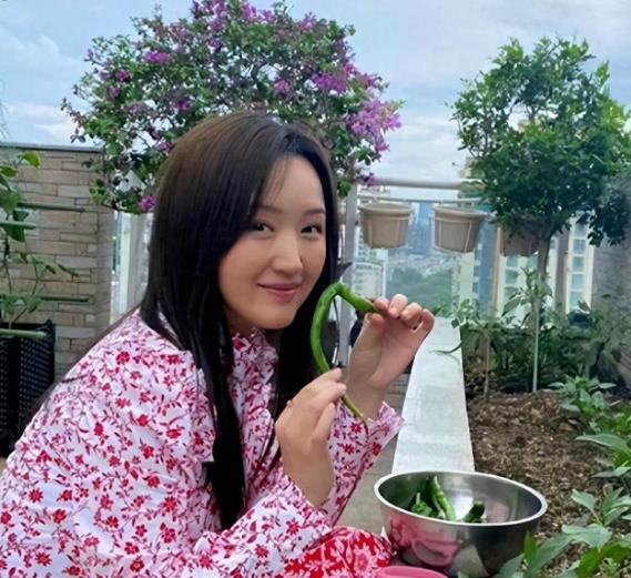 杨钰莹曾是红极一时的甜歌天后，在华语乐坛留下诸多经典。如今53岁的她渐渐淡出演艺
