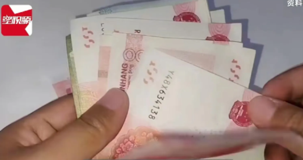 2024年，大爷不会使用智能手机，带了6300元现金去收废铁。谁知下车时，钱从裤