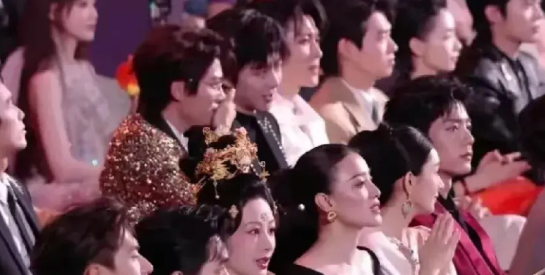 残酷！
微博之夜太真实！
关晓彤无镜头，王一博给肖战留面，李沁直接离场
微博之夜