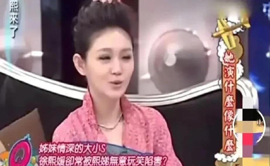 大S：她这辈子最爱陷害我的就是她啦！

小S：又闯什么祸啊！

大S：有回姐妹聚